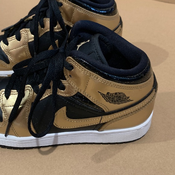 Nike Air Jordan 1 Mid SE Metallic Gold Black sneakers SIZE 5 youth - Picture 3 of 4